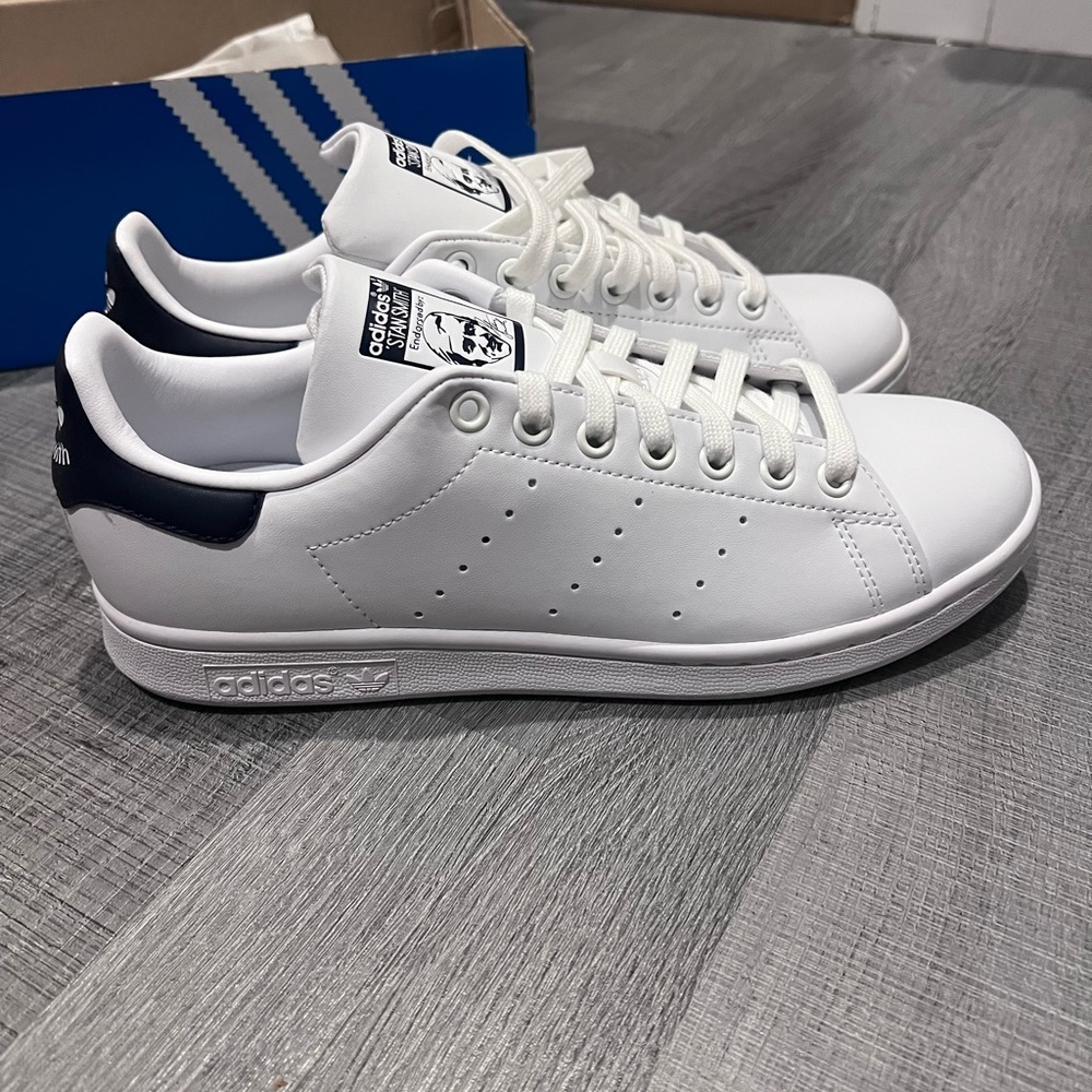 Men’s adidas Stan smith size 8 with navy blue accent